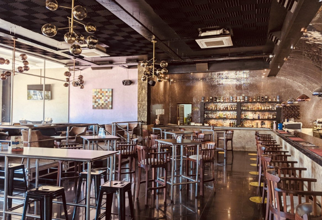 Da Bar is a must-visit destination for anyone looking to experience the vibrant nightlife of this lakeside city