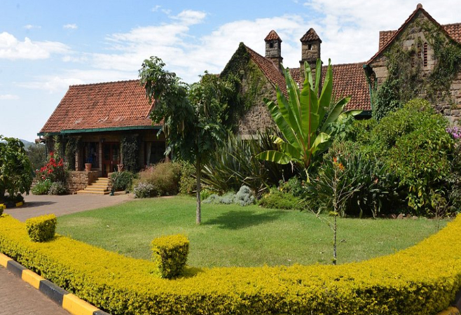 Outspan Hotel, established in 1927, is in Nyeri, the final home of Lord Baden-Powell, with views of Mt. Kenya, and is near Aberdare National Park.