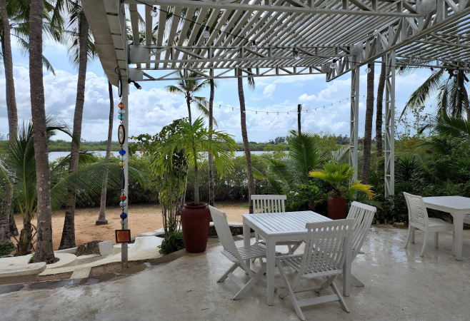 A popular restaurant situated on the edge of a tributary of Mida Creek, Pilipan Restaurant has a diverse international menu.