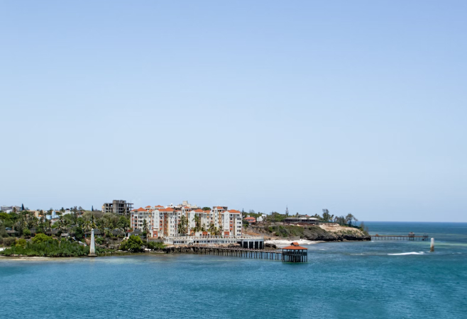 On the coast around Mombasa, it's more polite to wear long pants, but shorts and flip flops are usually acceptable. On the coast around Mombasa, it's more polite to wear long pants, but shorts and flip flops are usually acceptable.